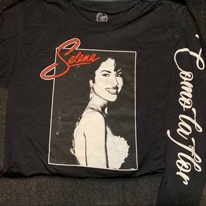 Selena como May flor long sleeve crop top